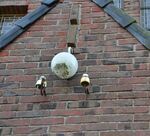 Dat het gebouw oud is, zien we aan de elektra-aansluiting.
<br/>
Richard Keijzer, 2014-10-27